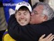 Билл Вентурини целует гонщика Джона Уэса Тоунли после его победы на ARCA Series auto race на Daytona International Speedway в Дейтон-Бич, штат Флорида (США)