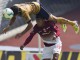 Защитник Пумы Луис Фуэнтес борется за мяч с полузащитником Морельи Альдо Леао в чемпионате Мексики