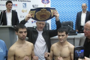 Тимур Ахундов (слева) завоевал пояс чемпиона мира Тимур Ахундов (слева) завоевал пояс чемпиона мира