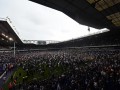 Болельщики Тоттенхэма попрощались с домашним стадионом массовым забегом на поле