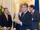 Ющенко вот уже второй год подряд приносят Кубок УЕФА / Фото Михаила Маркива, пресс-служба Президента Украины