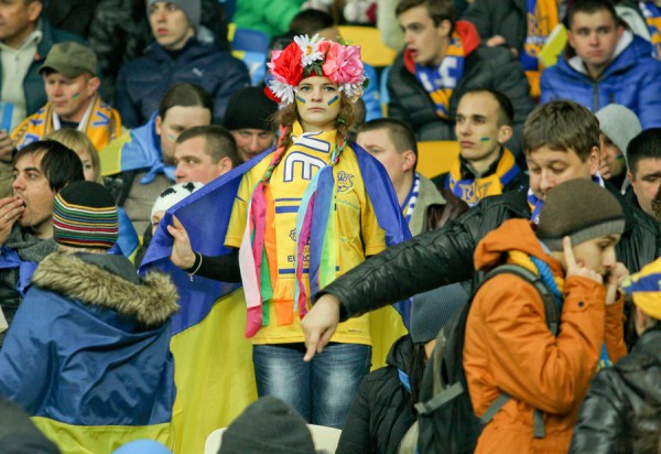 Украинские болельщики активно поддерживали сборную Украины