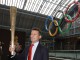 Глава оргкомитета Олимпиады-2012 Себастьян Коу представил факел общественности