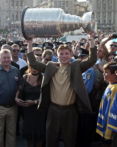 19 июля 2004 года: Руслан Федотенко с Кубком Стэнли на Майдане в Киеве