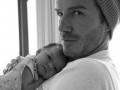 Виктория Бекхэм опубликовала в Twitter фото мужа с новорожденной дочерью