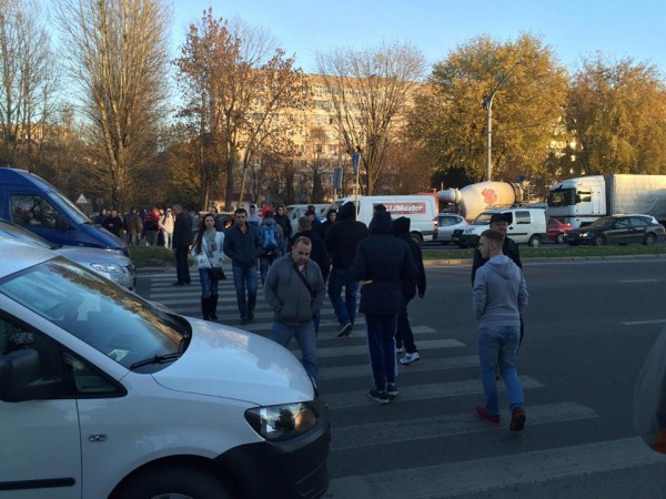 Фанаты во Львове перекрыли улицу во Львове (фото 3 ноября около 17:00)