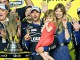 Американский автогонщик Джимми Джонсон вместе со своей семьей празднует завоевание шестого чемпионского титула в NASCAR    