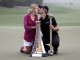 Шведский гольфист Генрих Стенсон целует свою жену Эмму Лофгрен после победы на DP World Tour Championship в Дубаи