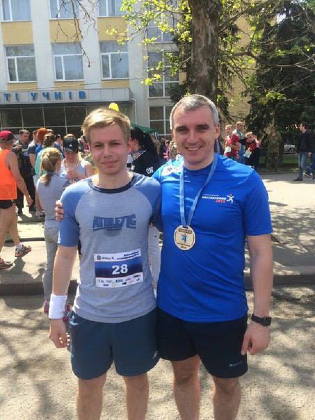 Мэр города Николаев с одним из бегунов