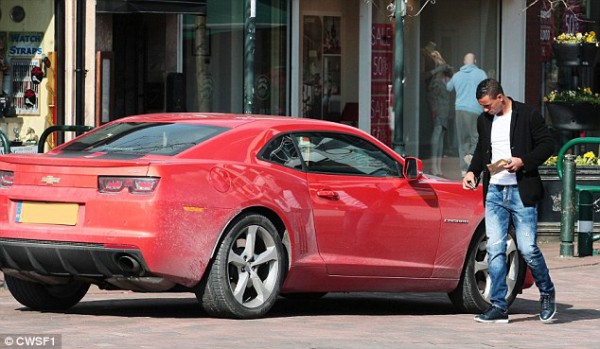 Красный Chevrolet Camaro Нани