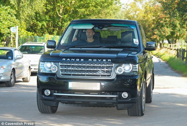 Одноклубни Руни по МЮ Райан Гиггз за рулем Range Rover SPORT