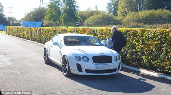 Давид Силва из МанСити за рулем белого Bentley Continental