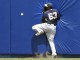Хосе Пирела (New York Yankees) врезается в стену в попытке словить мяч Хуана Лэджерса (New York Mets) в первом иннинге весенней тренировочной бейсбольной игры, в воскресенье, 22 марта 2015 года, в Порт Сент-Люси, штат Флорида. Пирела покинул стадион в машине скорой помощи.