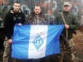 Нападающий Динамо подписал клубный флаг для бойцов АТО