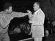 Мохаммед Али шутил с американским легендой бокса Джо Луисом (Лас-Вегас, 1 февраля 1973 год)