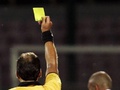 Бразильский игрок показал желтую карточку арбитру