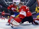 Голкипер канадской хоккейной команды Кэри Прайс спасает свои ворота во время финального матча против команды Швеции за золотую медаль