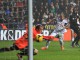 Полузащитник Манчестер Сити Яя Туре забивает гол в ворота Суонси в поединке 20-го тура английской Премьер-лиги 