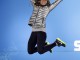 Серебряный призер в соревнованиях по женскому скелетону Ноэль Пикус-Пэйс из США прыгает от радости во время церемонии награждения 