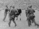 Солдаты останавливают разъяренного болельщика во время матча в Лиме