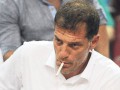 Тренеру Бешикташа грозит штраф за курение на стадионе