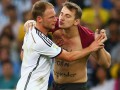Российский фанат пытался поцеловать игрока сборной Германии во время финала ЧМ-2014 (фото)