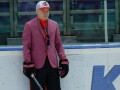 Отомстили: Хоккеисты подарили своему тренеру розовый пиджак
