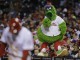 Талисман бейсбольной команды Филадельфия Филлис Филли Фанатик развлекает болельщиков во время поединка против Сент-Луис Кардиналс