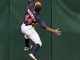 Бейсболист Хьюстон Астрос Джастин Максвелл пытается поймать мяч в поединке против Кливленд  Индианс