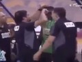 В Саудовской Аравии вратаря подстригли во время футбольного матча