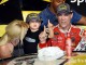 Американский гонщик Кевин Харвик празднует победу со своей женой и сыном на этапе NASCAR Хоумстеде, США