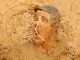 Участник соревнований на выносливость Tough Mudder преодолевает "грязную" дистанцию в Филип-Айленде, Австралия