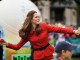 Герцогиня Кембриджская Кэтрин вбрасывает мяч во время игры в крикет в Новой Зеландии