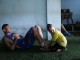 Футболист Фабио Эскобар получил помощь во время тренировки от своего трехлетнего сына
