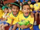 Маленькие бразильцы во время дня открытых дверей сборной Австралии в бразильском городе Витория