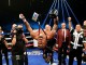 Мексиканский боксер Джеймс Де Ла Роса радуется победе над своим соотечественником Альфредо Ангуло