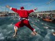 Участник традиционного рождественского Кубка по плаванию решил поплавать в старой гавани Барселоны в костюме Санта-Клауса