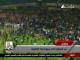 Толпа фанатов Аль-Масри бежит к трибуне с болельщиками Аль-Ахли сразу после окончания матча