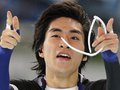 Корейский конькобежец побеждает с Олимпийским рекордом